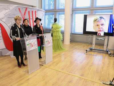Konferencja prasowa dot. XIII Lubuskiego Kongresu Kobiet. Na zdjęciu: marszałkini Województwa Lubuskiego Elżbieta Anna Polak (przy mikrofonie), projektantka mody Natalia Ślizowska (z prawej) oraz zastępczyni dyrektora Departamentu Administracyjno-Gospodarczego UMWL Joanna Malon (w środku).