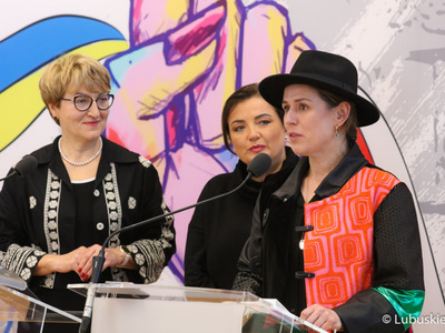 Konferencja prasowa dot. XIII Lubuskiego Kongresu Kobiet. Na zdjęciu: marszałkini Województwa Lubuskiego Elżbieta Anna Polak (z lewej), projektantka mody Natalia Ślizowska (przy mikrofonie) oraz zastępczyni dyrektora Departamentu Administracyjno-Gospodarczego UMWL Joanna Malon (w środku).