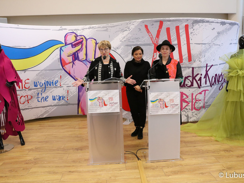 Konferencja prasowa dot. XIII Lubuskiego Kongresu Kobiet. Na zdjęciu: marszałkini Województwa Lubuskiego Elżbieta Anna Polak (przy mikrofonie), projektantka mody Natalia Ślizowska (z prawej) oraz zastępczyni dyrektora Departamentu Administracyjno-Gospodarczego UMWL Joanna Malon (w środku).