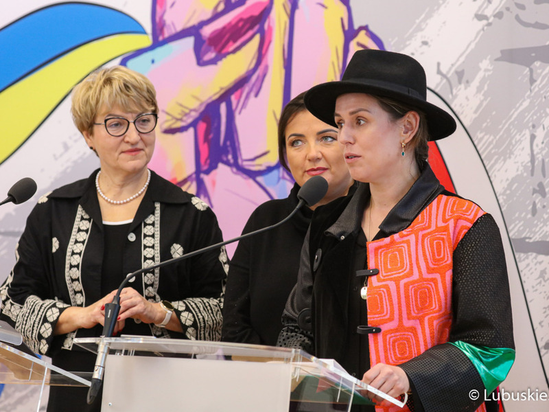 Konferencja prasowa dot. XIII Lubuskiego Kongresu Kobiet. Na zdjęciu: marszałkini Województwa Lubuskiego Elżbieta Anna Polak (z lewej), projektantka mody Natalia Ślizowska (przy mikrofonie) oraz zastępczyni dyrektora Departamentu Administracyjno-Gospodarczego UMWL Joanna Malon (w środku).