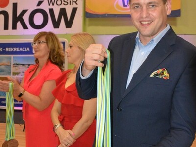 Zakończenie Marszałkiady 2022 - Wicemarszałek Łukasz Porycki wręcza medale  