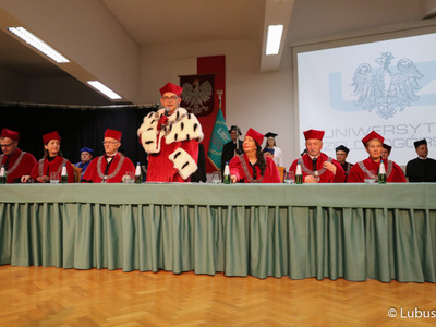 Rektor Uniwersytetu Zielonogórskiego, prof. Wojciech Strzyżewski przemawia podczas inauguracji roku akademickiego na Uniwersytecie Zielonogórskim. 