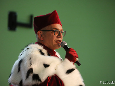 Rektor Uniwersytetu Zielonogórskiego, prof. Wojciech Strzyżewski przemawia podczas inauguracji roku akademickiego na Uniwersytecie Zielonogórskim. 