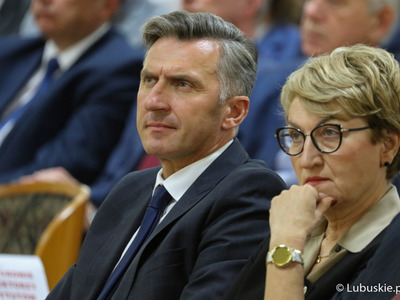 Marszałek Elżbieta Anna Polak oraz poseł RP Waldemar Sługocki podczas inauguracji roku akademickiego na Uniwersytecie Zielonogórskim 