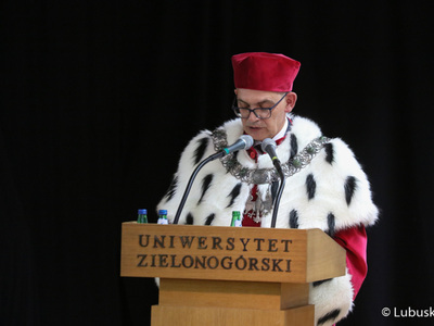 Rektor Uniwersytetu Zielonogórskiego, prof. Wojciech Strzyżewski przemawia podczas inauguracji roku akademickiego na Uniwersytecie Zielonogórskim. 