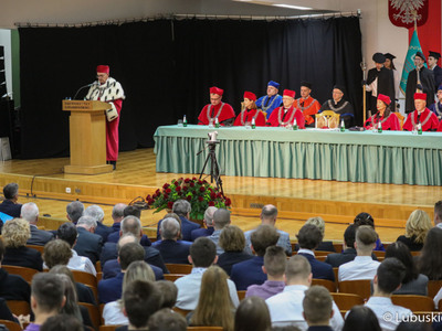 Rektor Uniwersytetu Zielonogórskiego, prof. Wojciech Strzyżewski przemawia podczas inauguracji roku akademickiego na Uniwersytecie Zielonogórskim. 