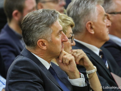 Poseł RP Waldemar Sługocki (na pierwszym planie) podczas inauguracji roku akademickiego na Uniwersytecie Zielonogórskim 