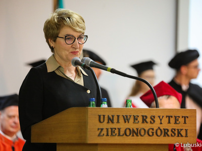Marszałek Elżbieta Anna Polak przemawia podczas inauguracji roku akademickiego na Uniwersytecie Zielonogórskim 