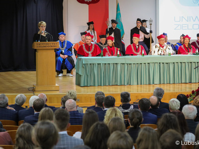 Marszałek Elżbieta Anna Polak przemawia podczas inauguracji roku akademickiego na Uniwersytecie Zielonogórskim 
