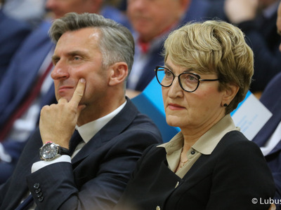 Marszałek Elżbieta Anna Polak oraz poseł RP Waldemar Sługocki podczas inauguracji roku akademickiego na Uniwersytecie Zielonogórskim 
