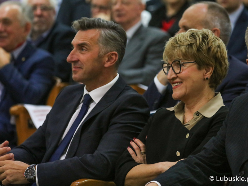 Marszałek Elżbieta Anna Polak oraz poseł RP Waldemar Sługocki podczas inauguracji roku akademickiego na Uniwersytecie Zielonogórskim