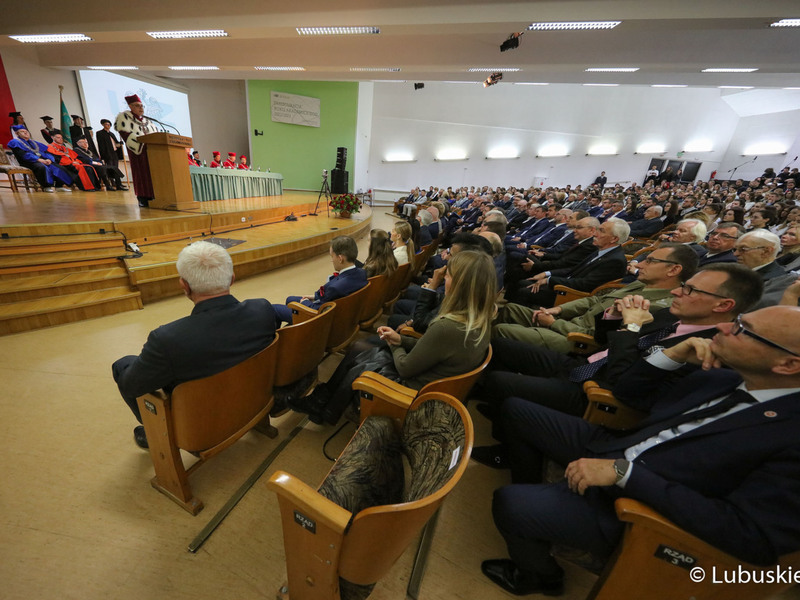 Rektor Uniwersytetu Zielonogórskiego, prof. Wojciech Strzyżewski przemawia podczas inauguracji roku akademickiego na Uniwersytecie Zielonogórskim.