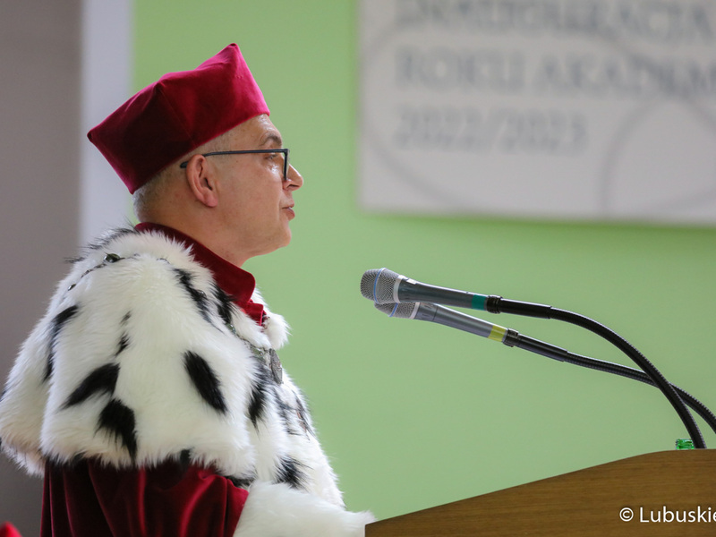 Rektor Uniwersytetu Zielonogórskiego, prof. Wojciech Strzyżewski przemawia podczas inauguracji roku akademickiego na Uniwersytecie Zielonogórskim.