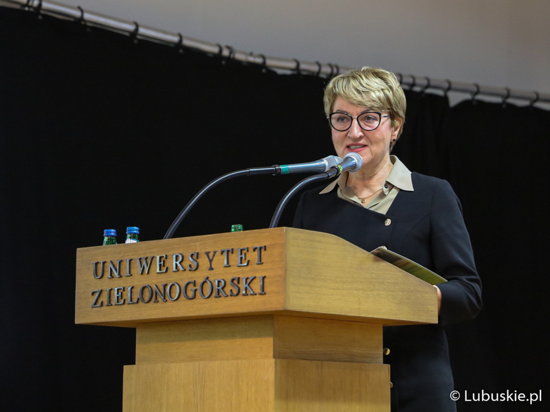 Marszałek Elżbieta Anna Polak podczas inauguracji roku akademickiego na Uniwersytecie Zielonogórskim