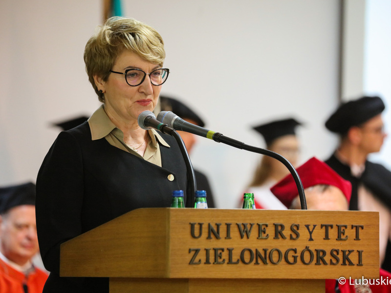 Marszałek Elżbieta Anna Polak przemawia podczas inauguracji roku akademickiego na Uniwersytecie Zielonogórskim