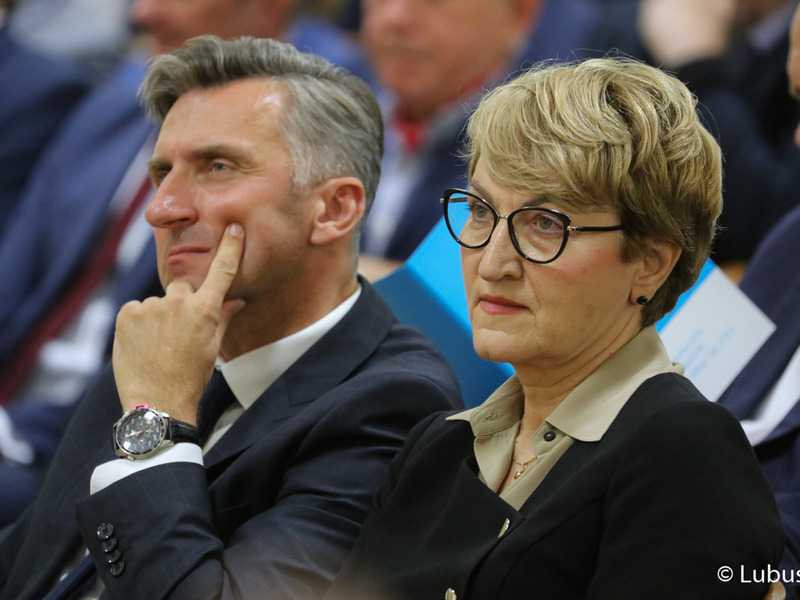 Marszałek Elżbieta Anna Polak oraz poseł RP Waldemar Sługocki podczas inauguracji roku akademickiego na Uniwersytecie Zielonogórskim