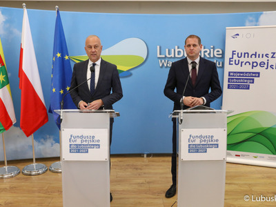 Członek zarządu woj. lubuskiego Marcin Jabłoński (z lewej) oraz wicemarszałek Łukasz Porycki na konferencji prasowej dotyczącej ogłoszenia faktu podpisania Kontraktu Programowego przez Województwo Lubuskie. 