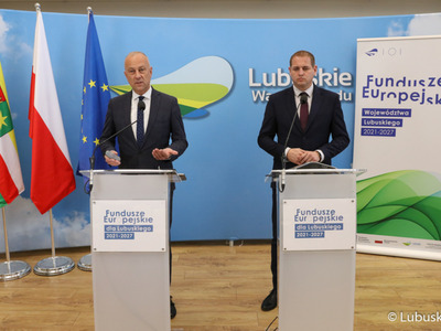 Członek zarządu woj. lubuskiego Marcin Jabłoński (z lewej) oraz wicemarszałek Łukasz Porycki na konferencji prasowej dotyczącej ogłoszenia faktu podpisania Kontraktu Programowego przez Województwo Lubuskie. 