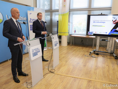 Członek zarządu woj. lubuskiego Marcin Jabłoński (z lewej) oraz wicemarszałek Łukasz Porycki na konferencji prasowej dotyczącej ogłoszenia faktu podpisania Kontraktu Programowego przez Województwo Lubuskie. 
