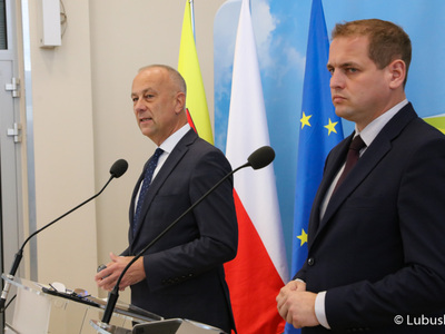 Członek zarządu woj. lubuskiego Marcin Jabłoński (z lewej) oraz wicemarszałek Łukasz Porycki na konferencji prasowej dotyczącej ogłoszenia faktu podpisania Kontraktu Programowego przez Województwo Lubuskie. 