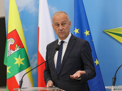 Członek zarządu woj. lubuskiego Marcin Jabłoński na konferencji prasowej dotyczącej ogłoszenia faktu podpisania Kontraktu Programowego przez Województwo Lubuskie. 