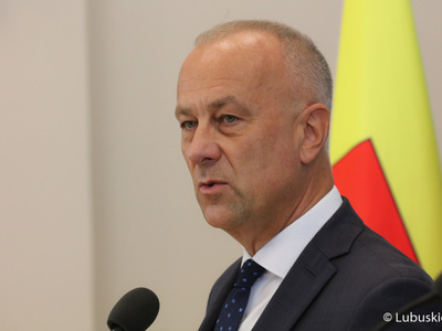 Członek zarządu woj. lubuskiego Marcin Jabłoński na konferencji prasowej dotyczącej ogłoszenia faktu podpisania Kontraktu Programowego przez Województwo Lubuskie. 