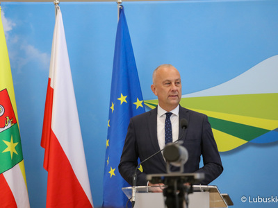 Członek zarządu woj. lubuskiego Marcin Jabłoński na konferencji prasowej dotyczącej ogłoszenia faktu podpisania Kontraktu Programowego przez Województwo Lubuskie. 