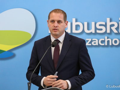 Wicemarszałek Łukasz Porycki na konferencji prasowej dotyczącej ogłoszenia faktu podpisania Kontraktu Programowego przez Województwo Lubuskie. 
