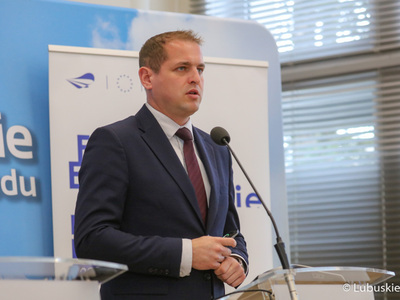Wicemarszałek Łukasz Porycki na konferencji prasowej dotyczącej ogłoszenia faktu podpisania Kontraktu Programowego przez Województwo Lubuskie. 