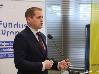 Wicemarszałek Łukasz Porycki na konferencji prasowej dotyczącej ogłoszenia faktu podpisania Kontraktu Programowego przez Województwo Lubuskie. 