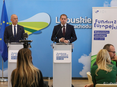Członek zarządu woj. lubuskiego Marcin Jabłoński (z lewej) oraz wicemarszałek Łukasz Porycki na konferencji prasowej dotyczącej ogłoszenia faktu podpisania Kontraktu Programowego przez Województwo Lubuskie. 