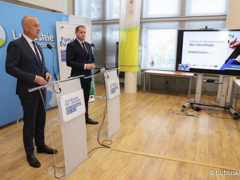 Członek zarządu woj. lubuskiego Marcin Jabłoński (z lewej) oraz wicemarszałek Łukasz Porycki na konferencji prasowej dotyczącej ogłoszenia faktu podpisania Kontraktu Programowego przez Województwo Lubuskie.