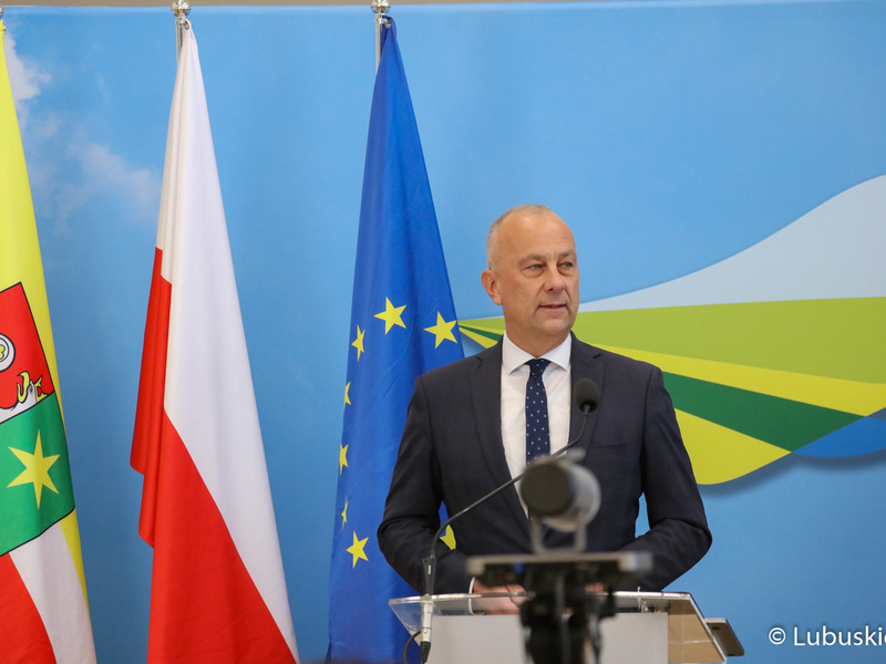 Członek zarządu woj. lubuskiego Marcin Jabłoński na konferencji prasowej dotyczącej ogłoszenia faktu podpisania Kontraktu Programowego przez Województwo Lubuskie.