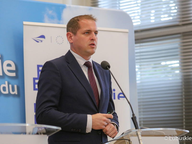 Wicemarszałek Łukasz Porycki na konferencji prasowej dotyczącej ogłoszenia faktu podpisania Kontraktu Programowego przez Województwo Lubuskie.