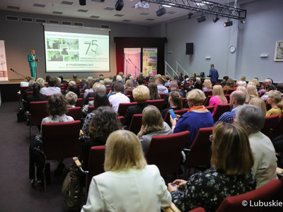 Uroczystość jubileuszu 75-lecia istnienia Wojewódzkiej i Miejskiej Biblioteki Publicznej im. Cypriana Norwida w Zielonej Górze. 