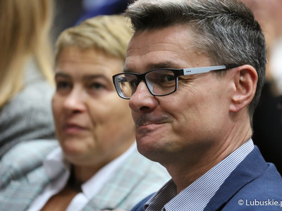 Radny wojewódzki Sebastian Ciemnoczołowski na jubileuszu 75-lecia istnienia Wojewódzkiej i Miejskiej Biblioteki Publicznej im. Cypriana Norwida w Zielonej Górze.