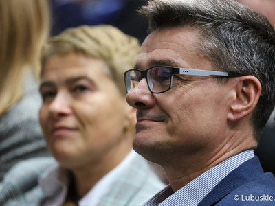 Radny wojewódzki Sebastian Ciemnoczołowski na jubileuszu 75-lecia istnienia Wojewódzkiej i Miejskiej Biblioteki Publicznej im. Cypriana Norwida w Zielonej Górze.