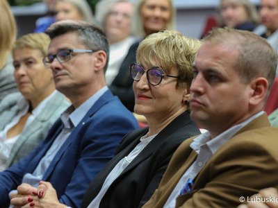 Marszałek Województwa Lubuskiego Elżbieta Anna Polak (w środku), wicemarszałek Łukasz Porycki (z prawej) oraz radny wojewódzki Sebastian Ciemnoczołowski na jubileuszu 75-lecia istnienia Wojewódzkiej i Miejskiej Biblioteki Publicznej im. Cypriana Norwida w Zielonej Górze.
