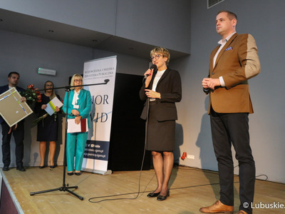 Marszałek Województwa Lubuskiego Elżbieta Anna Polak oraz wicemarszałek Łukasz Porycki na jubileuszu 75-lecia istnienia Wojewódzkiej i Miejskiej Biblioteki Publicznej im. Cypriana Norwida w Zielonej Górze.