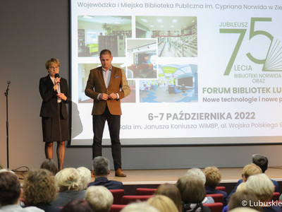 Marszałek Województwa Lubuskiego Elżbieta Anna Polak oraz wicemarszałek Łukasz Porycki na jubileuszu 75-lecia istnienia Wojewódzkiej i Miejskiej Biblioteki Publicznej im. Cypriana Norwida w Zielonej Górze.