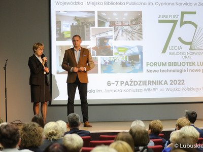 Marszałek Województwa Lubuskiego Elżbieta Anna Polak oraz wicemarszałek Łukasz Porycki na jubileuszu 75-lecia istnienia Wojewódzkiej i Miejskiej Biblioteki Publicznej im. Cypriana Norwida w Zielonej Górze.