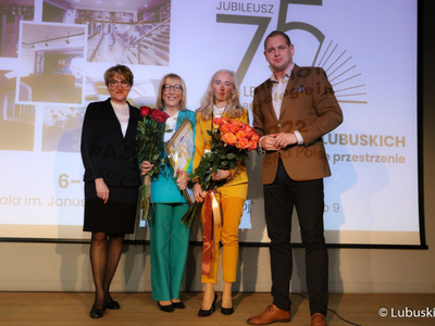 Uroczystość jubileuszu 75-lecia istnienia Wojewódzkiej i Miejskiej Biblioteki Publicznej im. Cypriana Norwida w Zielonej Górze. W uroczystości udział wzięli także Marszałek Województwa Lubuskiego Elżbieta Anna Polak (z lewej) oraz wicemarszałek Łukasz Porycki (z prawej). 