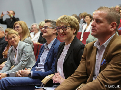 Marszałek Województwa Lubuskiego Elżbieta Anna Polak, wicemarszałek Łukasz Porycki (z prawej) oraz radny wojewódzki Sebastian Ciemnoczołowski na jubileuszu 75-lecia istnienia Wojewódzkiej i Miejskiej Biblioteki Publicznej im. Cypriana Norwida w Zielonej Górze. 