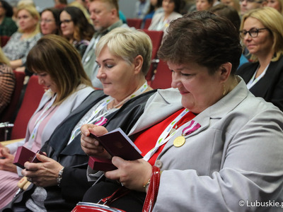 Goście uroczystości jubileuszu 75-lecia istnienia Wojewódzkiej i Miejskiej Biblioteki Publicznej im. Cypriana Norwida w Zielonej Górze. 