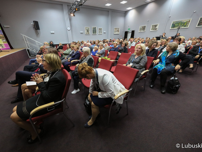 Goście uroczystości jubileuszu 75-lecia istnienia Wojewódzkiej i Miejskiej Biblioteki Publicznej im. Cypriana Norwida w Zielonej Górze.