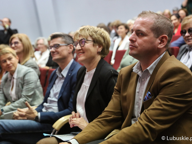 Marszałek Województwa Lubuskiego Elżbieta Anna Polak (w środku), wicemarszałek Łukasz Porycki (z prawej) oraz radny wojewódzki Sebastian Ciemnoczołowski na jubileuszu 75-lecia istnienia Wojewódzkiej i Miejskiej Biblioteki Publicznej im. Cypriana Norwida w Zielonej Górze.