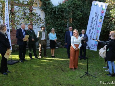 Uczestnicy konferencji prasowej dot. promocji produktów regionalnych w Karszynie