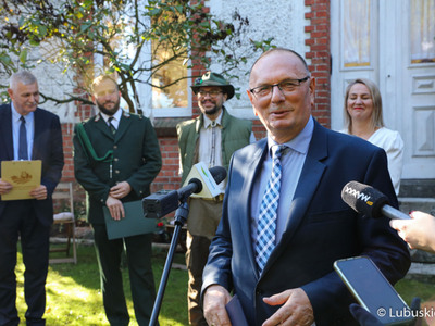 Wicemarszałek Województwa Lubuskiego Stanisław Tomczyszyn podczas konferencji prasowej dot. promocji produktów regionalnych w Karszynie