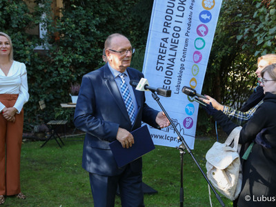 Wicemarszałek Województwa Lubuskiego Stanisław Tomczyszyn podczas konferencji prasowej dot. promocji produktów regionalnych w Karszynie