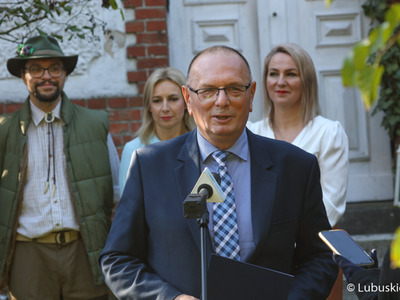 Wicemarszałek Województwa Lubuskiego Stanisław Tomczyszyn podczas konferencji prasowej dot. promocji produktów regionalnych w Karszynie